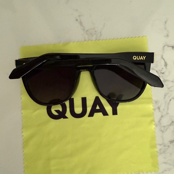 Quay Polarized Cat-Eye Sunglasses in Black Frame with Smoke Lens/ UV Protection - Picture 3 of 5